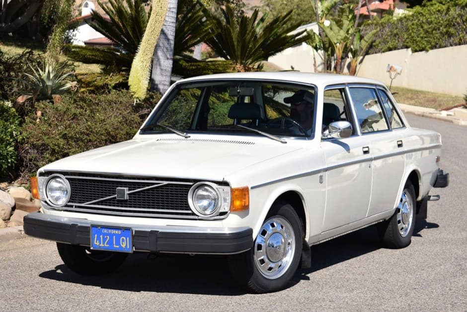 1974 Volvo 140 sold for $9,700