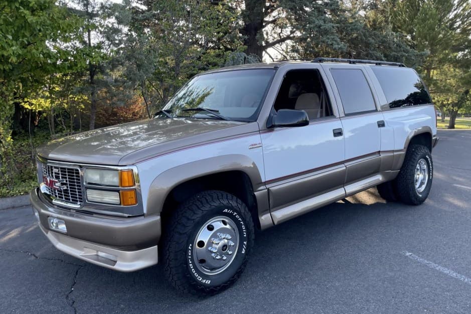 1995 GMC Suburban (GMT400 1992-1999) sold for $27,500