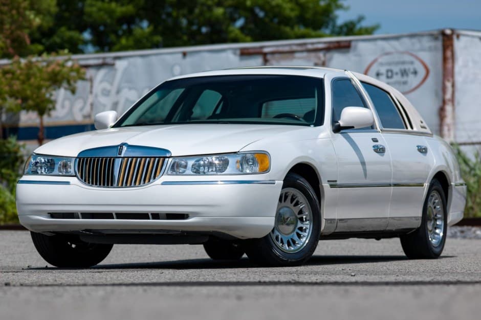 2002 Lincoln Town Car sold for $18,000