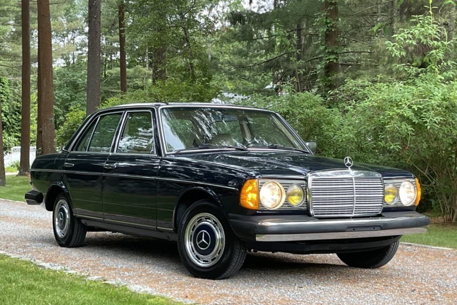 1982 Mercedes-Benz W123 sold for $16,250