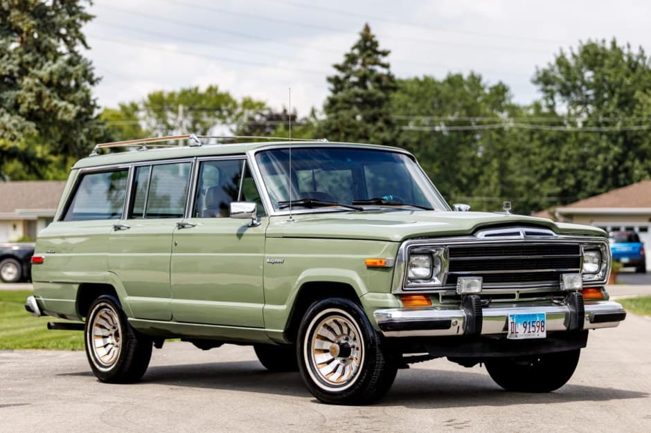 1986 Jeep SJ Grand Wagoneer sold for $9,101