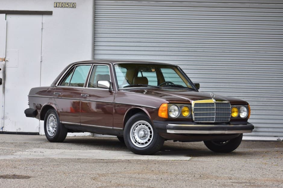 1983 Mercedes-Benz W123 sold for $8,200