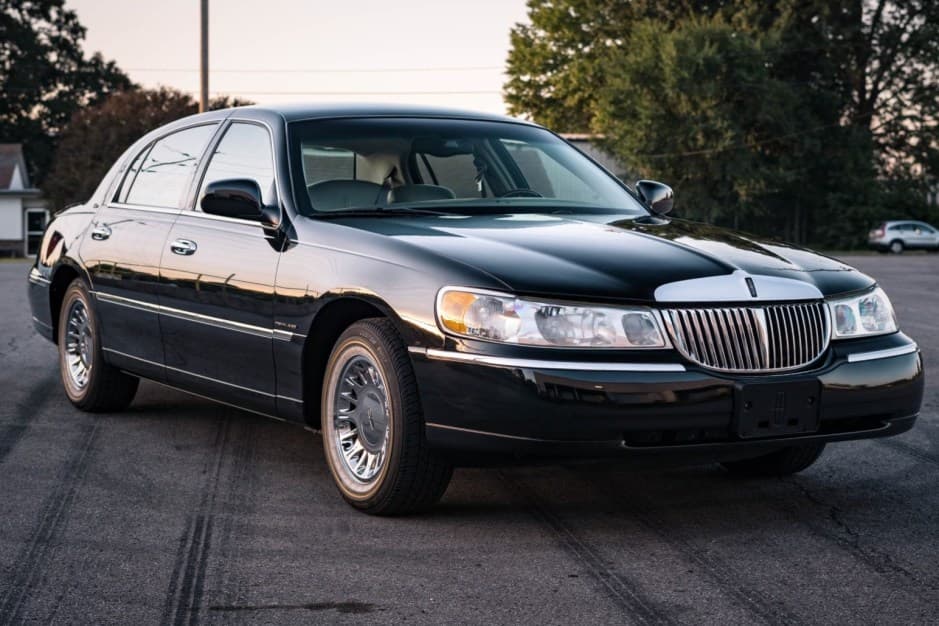 2002 Lincoln Town Car sold for $9,500