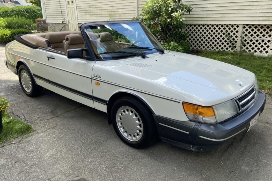 1990 Saab 900 sold for $3,700
