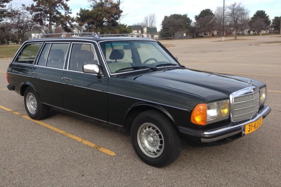 1985 Mercedes-Benz W123 sold for $11,750