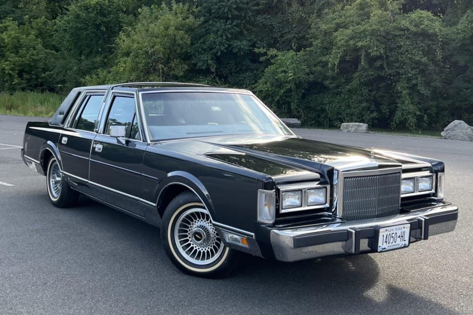 1988 Lincoln Town Car sold for $16,250