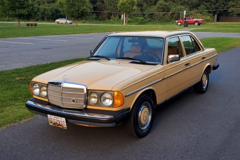 1980 Mercedes-Benz W123 sold for $6,200