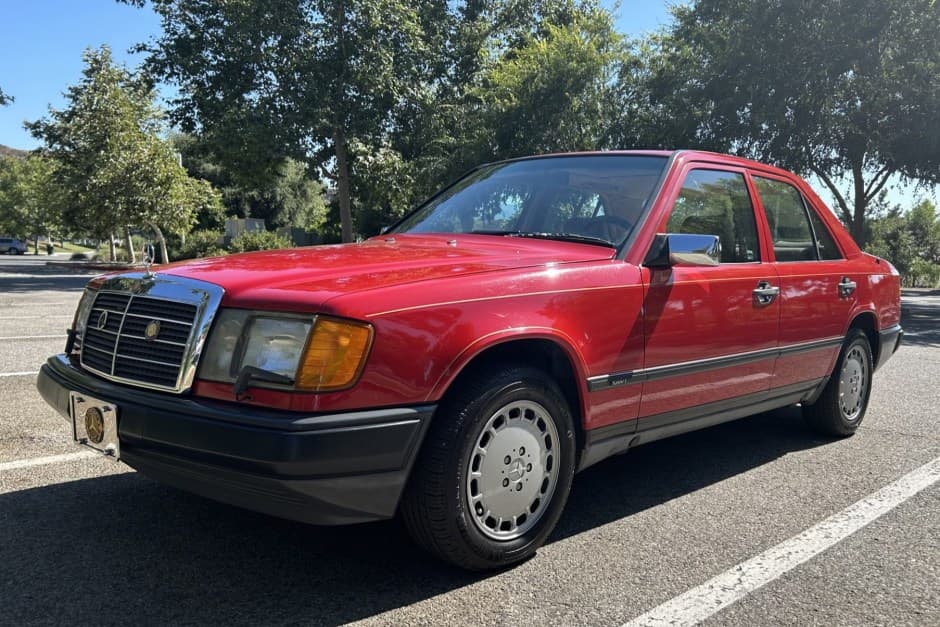1986 Mercedes-Benz W124 E-Class sold for $6,200