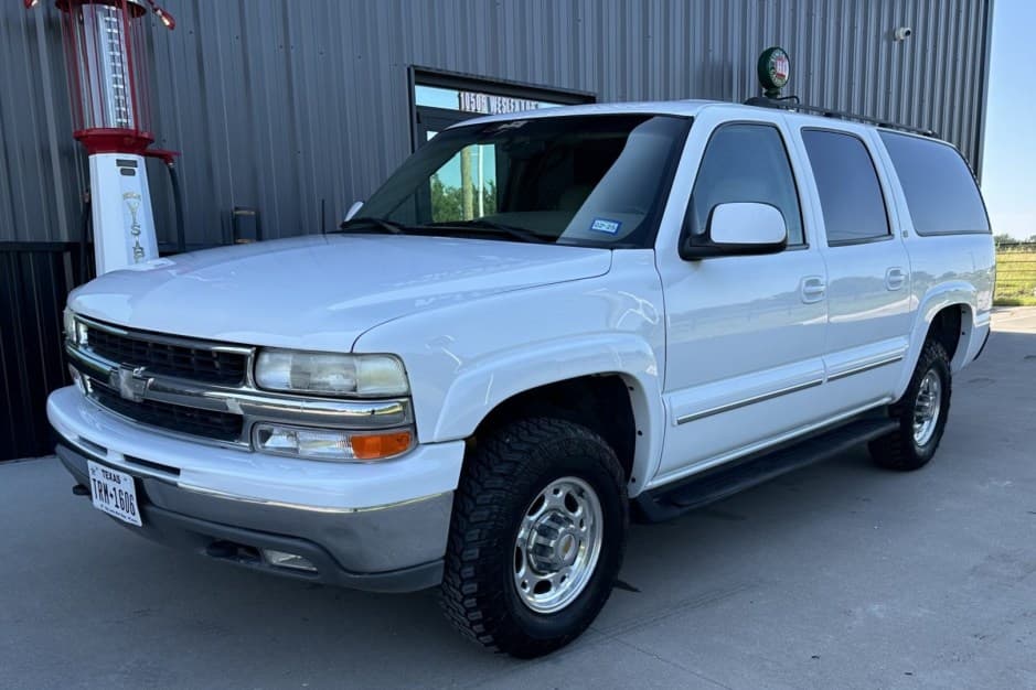 2001 Chevrolet Suburban (GMT800 2000-2006) sold for $15,600