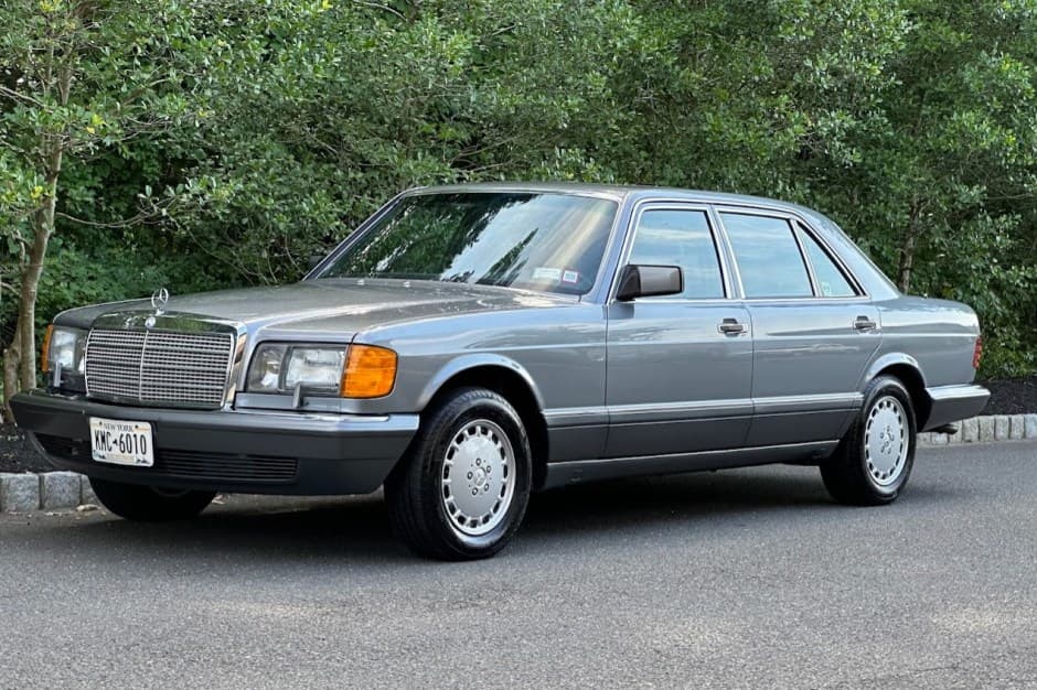 1989 Mercedes-Benz W126 S-Class sold for $38,250