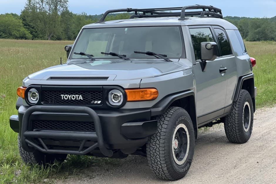 2013 Toyota FJ Cruiser sold for $17,250