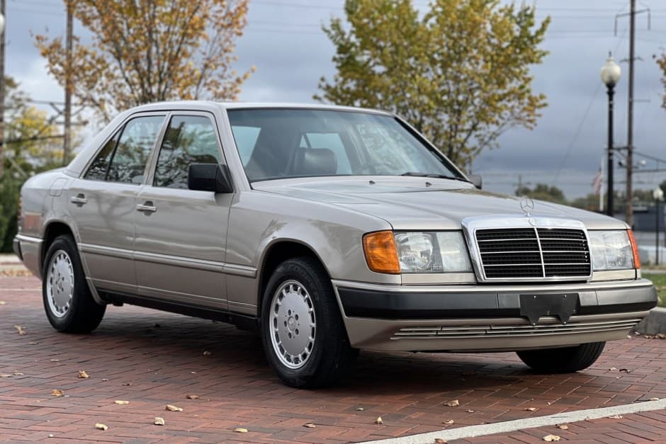 1986 Mercedes-Benz W124 E-Class sold for $5,288
