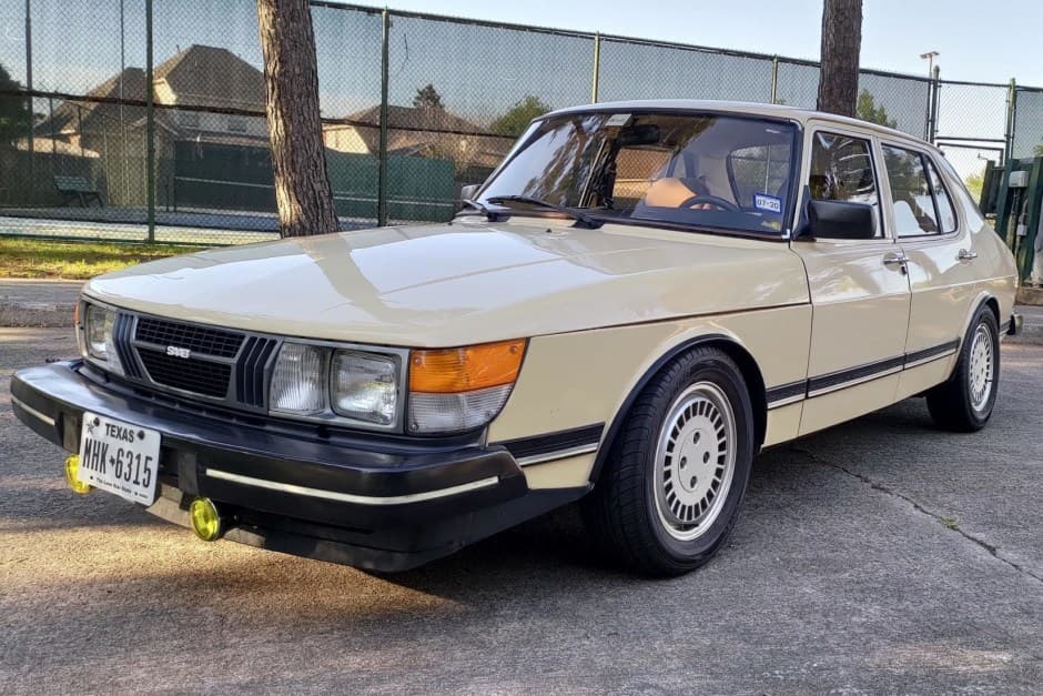 1983 Saab 900 sold for $4,000
