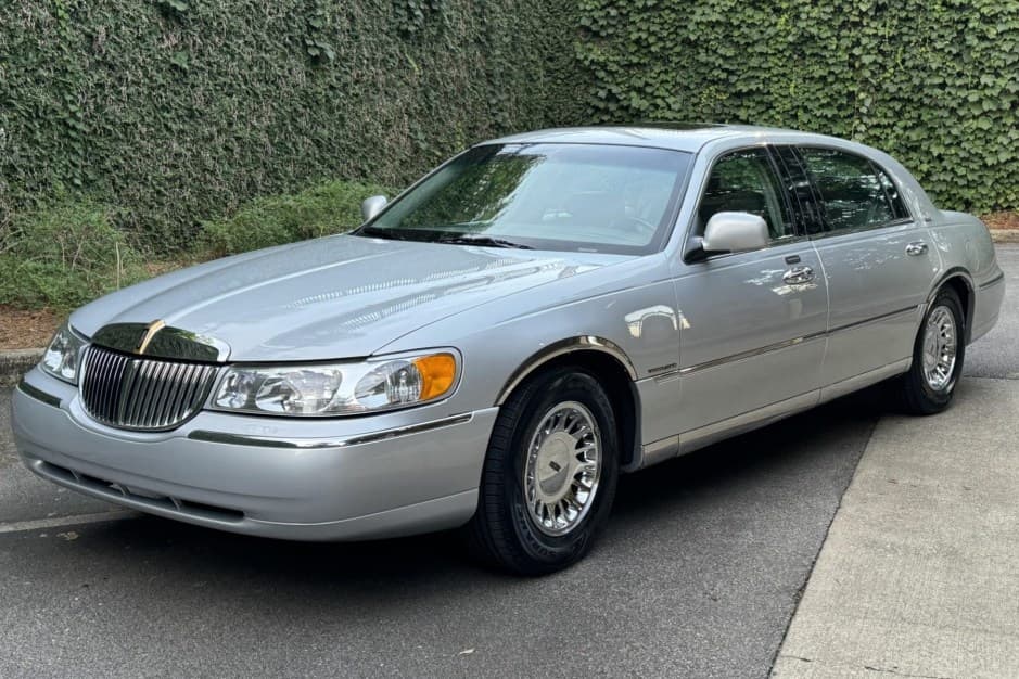 2001 Lincoln Town Car sold for $15,000
