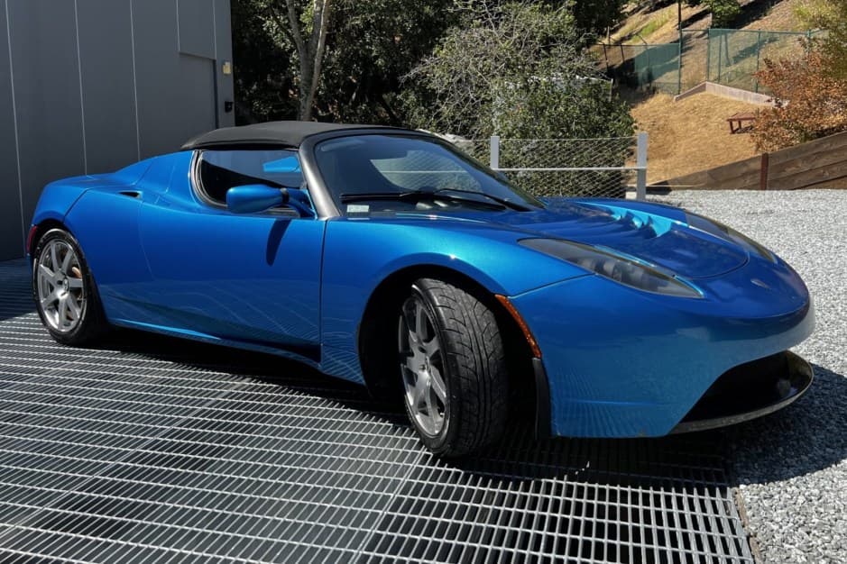 2008 Tesla Roadster sold for $136,000