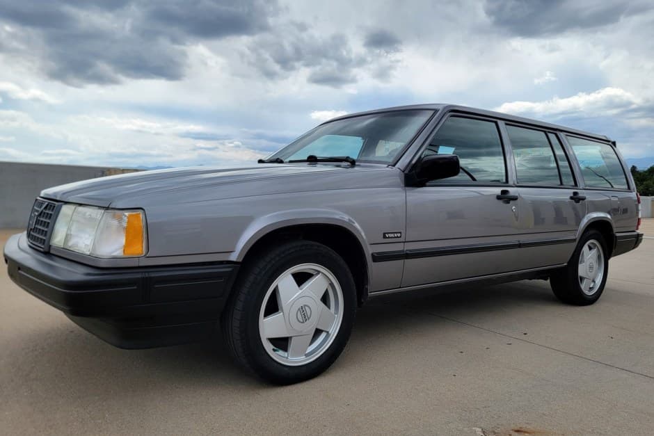 1993 Volvo 900-Series sold for $10,250
