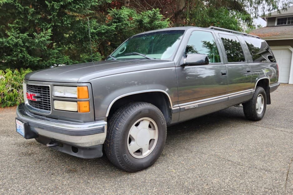 1999 GMC Suburban (GMT400 1992-1999) sold for $8,250