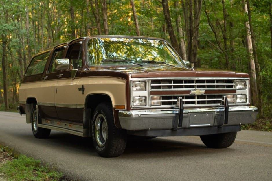 1988 Chevrolet Suburban (1973-1991) sold for $13,750