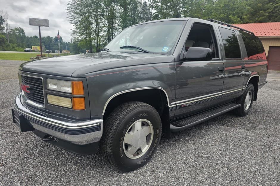 1999 GMC Suburban (GMT400 1992-1999) sold for $15,500