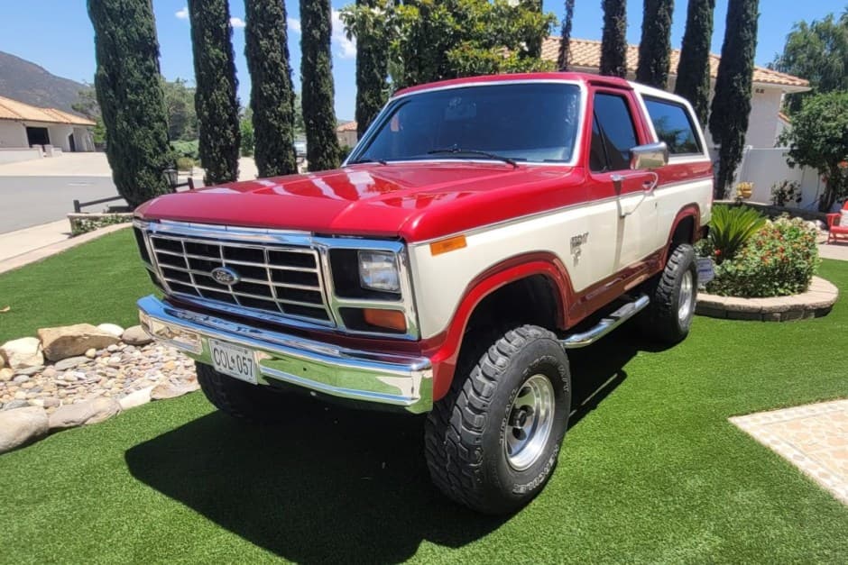 1985 Ford Bronco 3rd Generation 1980-1986 sold for $9,700