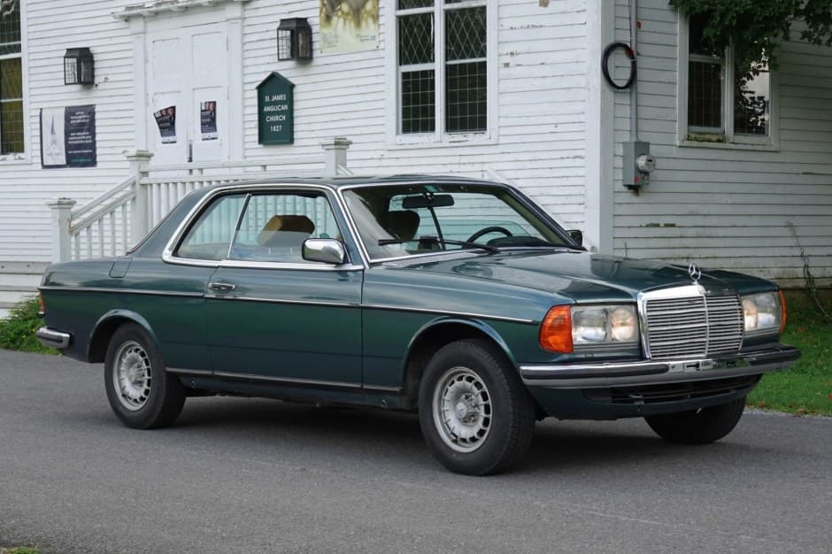 1982 Mercedes-Benz W123 sold for $6,300