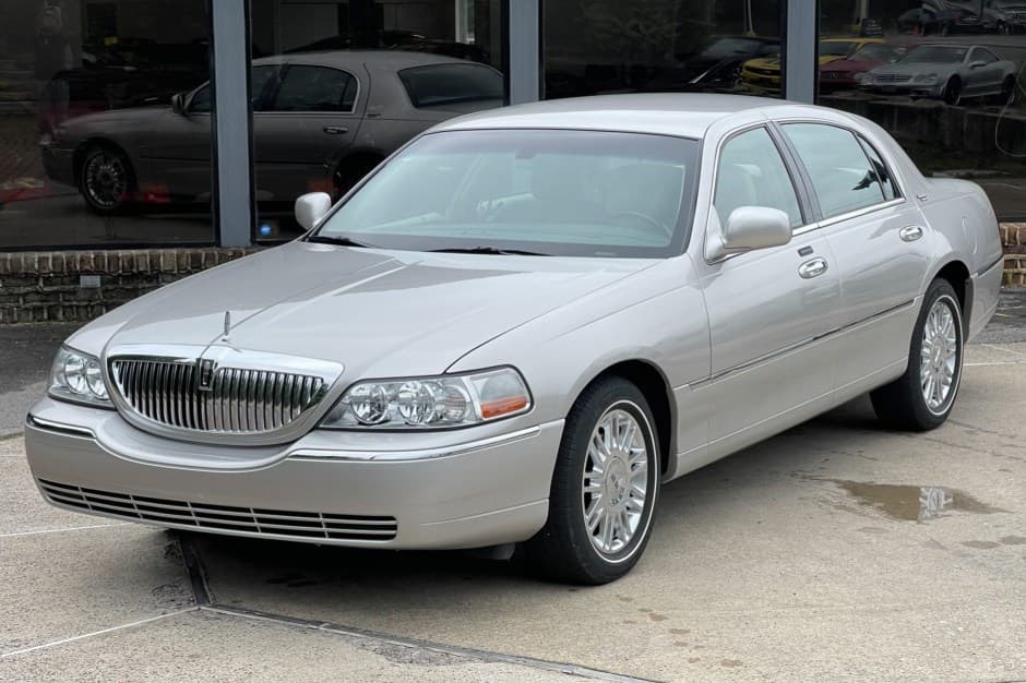 2008 Lincoln Town Car sold for $17,500