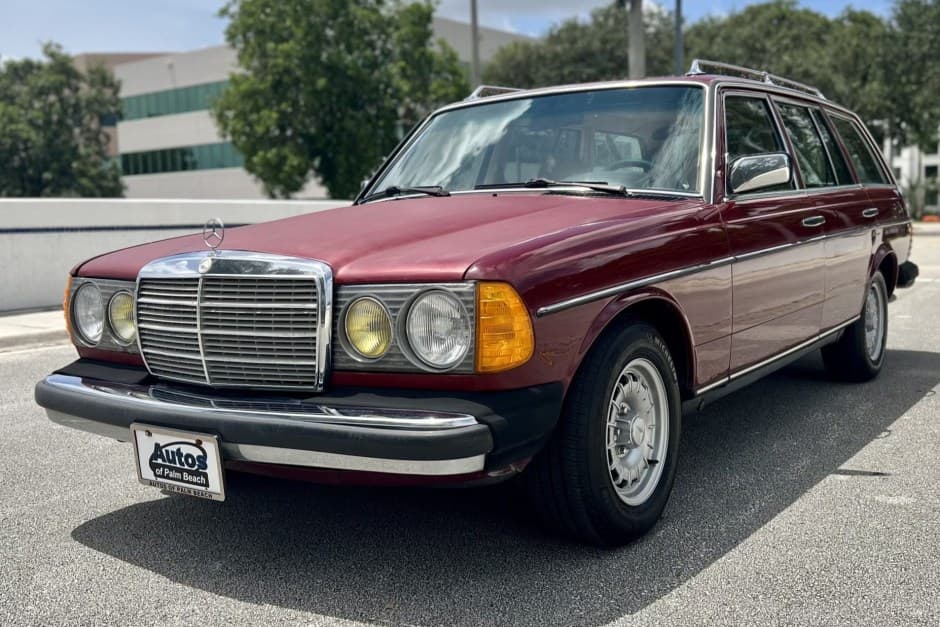 1985 Mercedes-Benz W123 sold for $8,100
