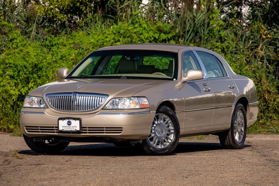 2006 Lincoln Town Car sold for $11,500