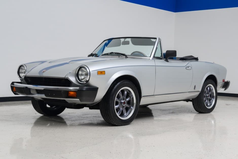 1981 Fiat 124 Spider (1966-1985) sold for $15,500