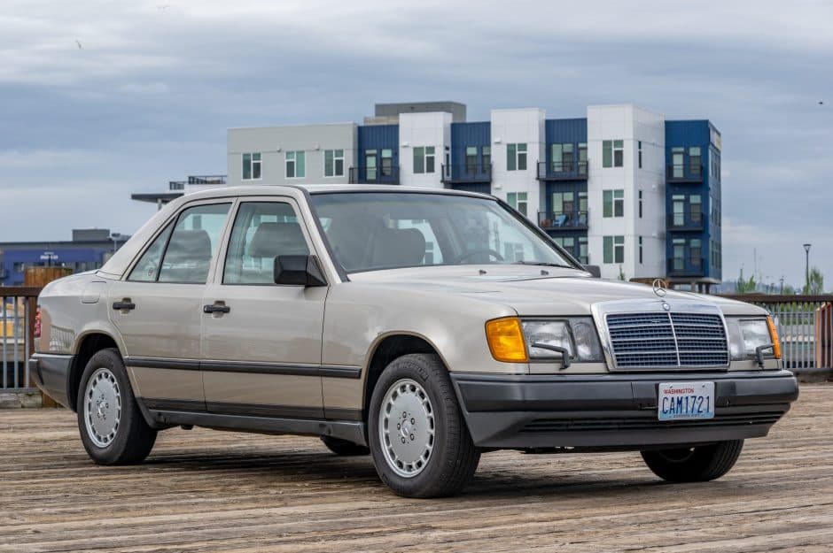 1988 Mercedes-Benz W124 E-Class sold for $9,100