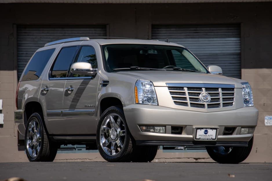 2008 Cadillac Escalade & EXT GMT900 (2007-2014) sold for $24,700