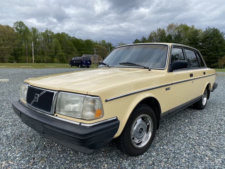 1986 Volvo 240 sold for $9,100