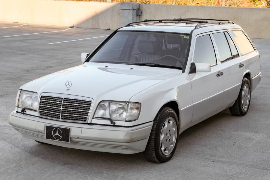 1995 Mercedes-Benz W124 E-Class sold for $11,118