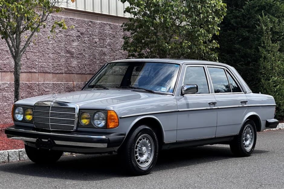 1983 Mercedes-Benz W123 sold for $19,475