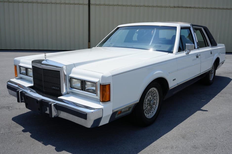 1989 Lincoln Town Car sold for $5,450