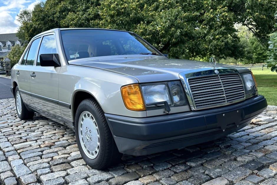 1987 Mercedes-Benz W124 E-Class sold for $14,000