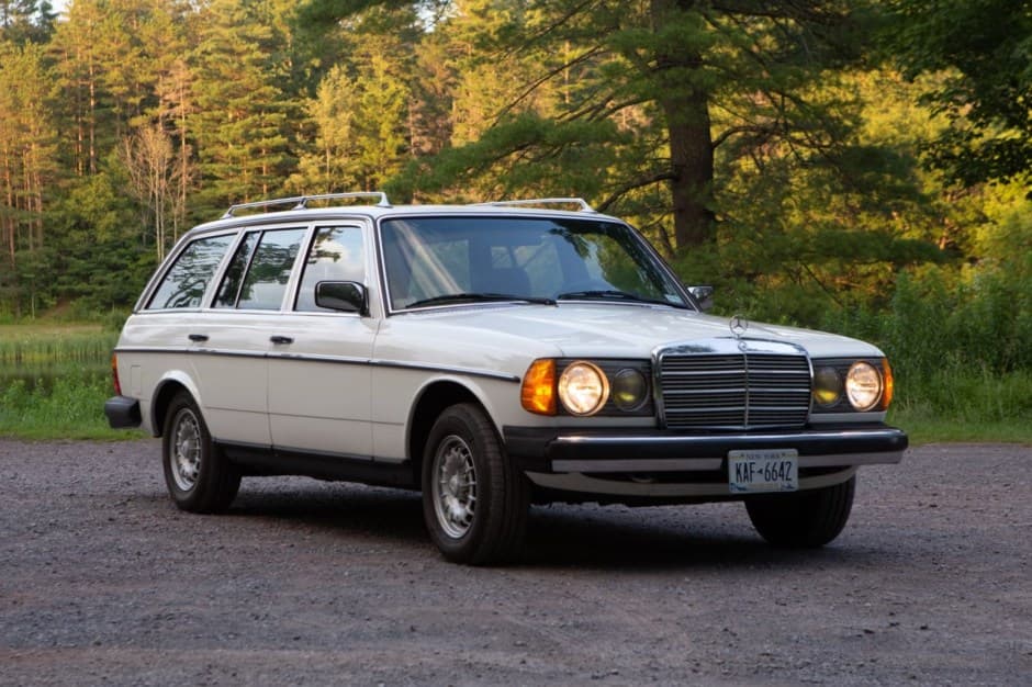 1981 Mercedes-Benz W123 sold for $13,100