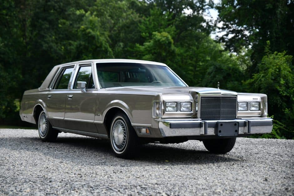 1988 Lincoln Town Car sold for $6,366