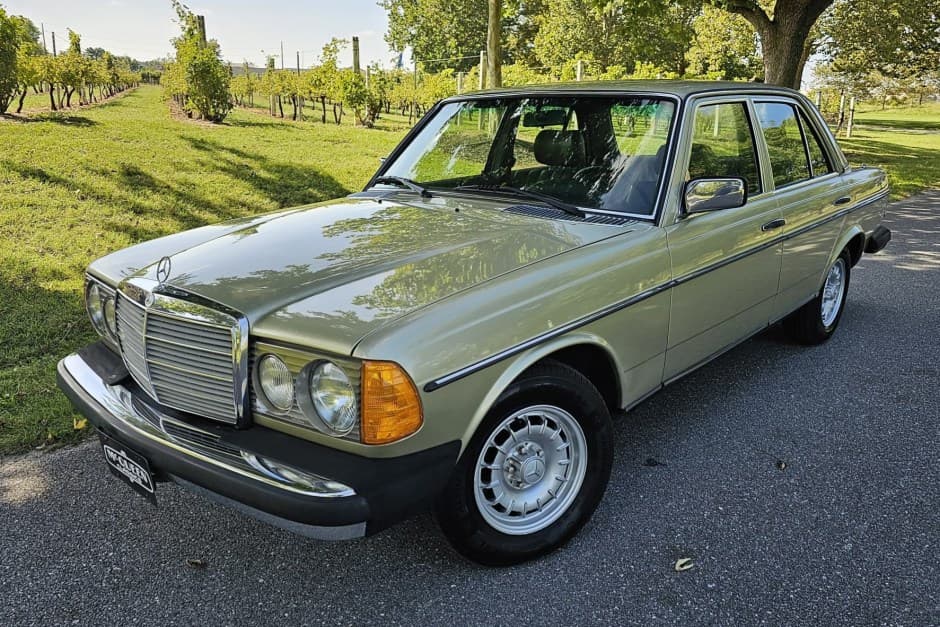 1980 Mercedes-Benz W123 sold for $15,250
