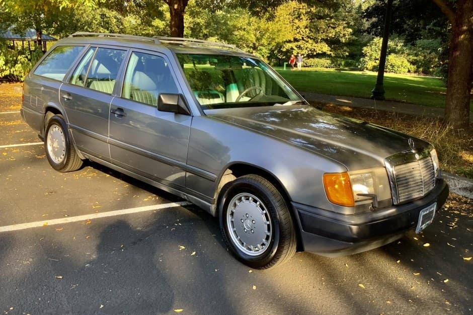 1989 Mercedes-Benz W124 E-Class sold for $8,400