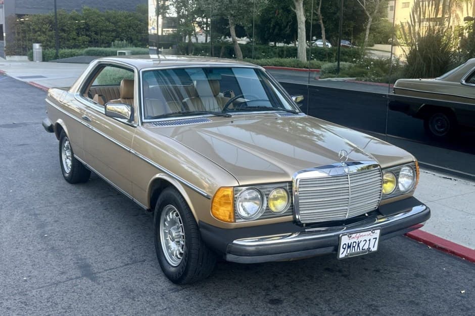 1982 Mercedes-Benz W123 sold for $19,000