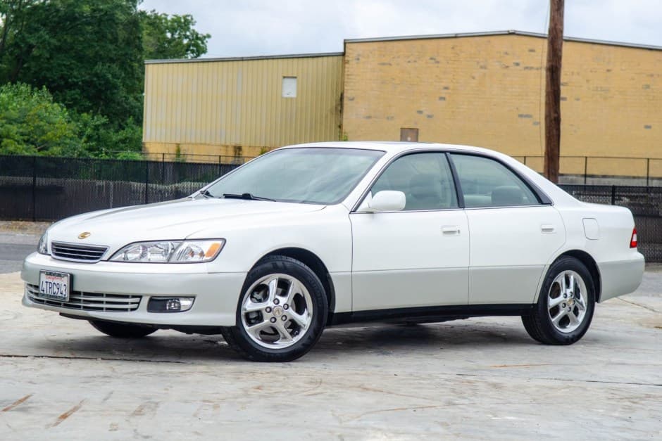 2001 Lexus ES sold for $12,500