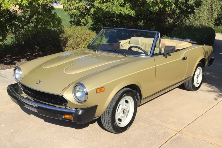 1981 Fiat 124 Spider (1966-1985) sold for $12,123