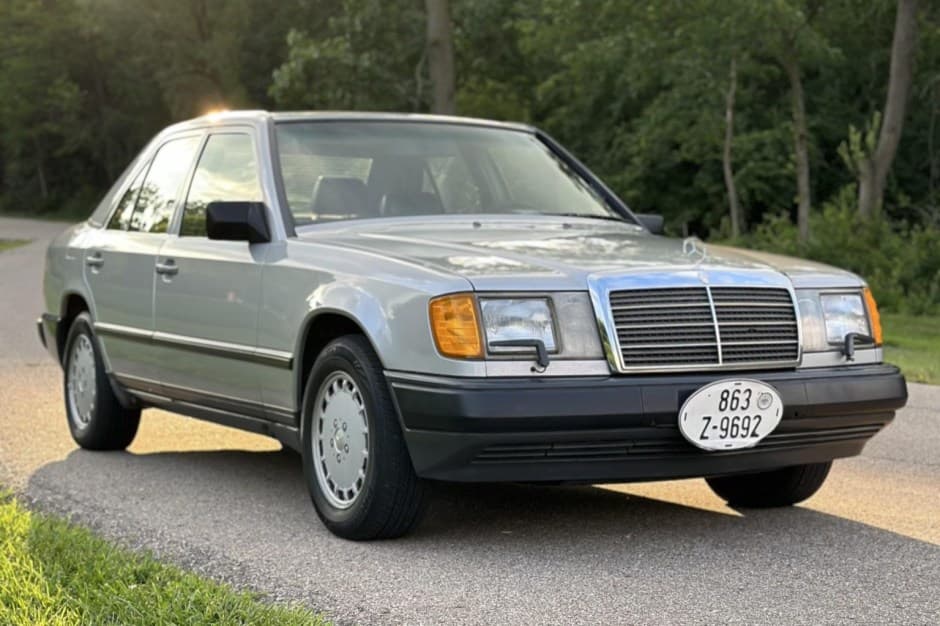 1988 Mercedes-Benz W124 E-Class sold for $6,800