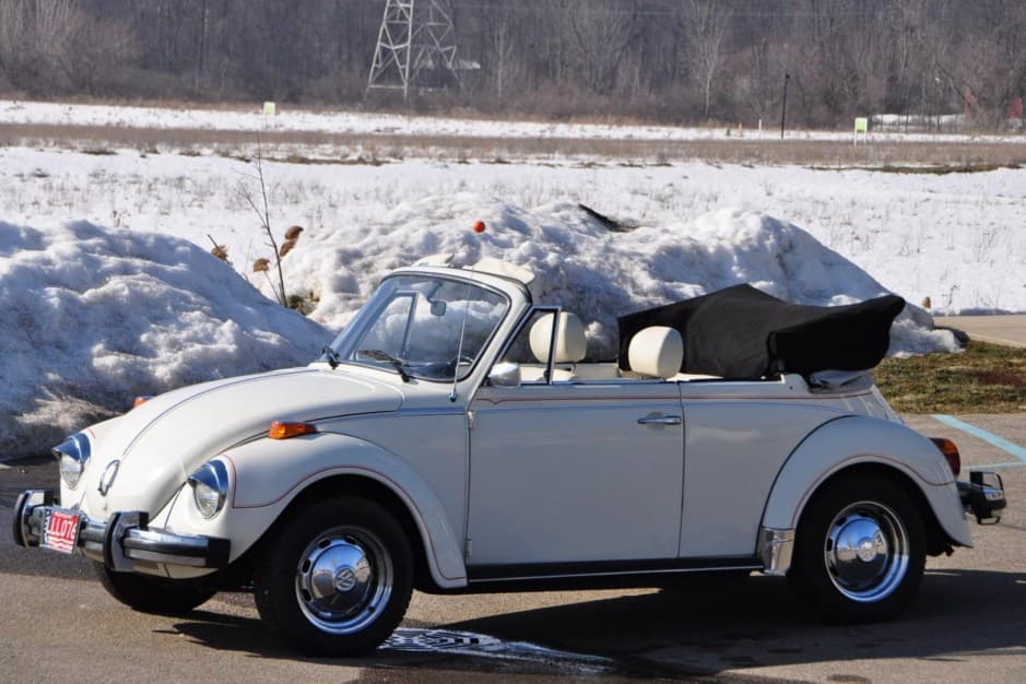 1976 Volkswagen Super Beetle sold for $19,500