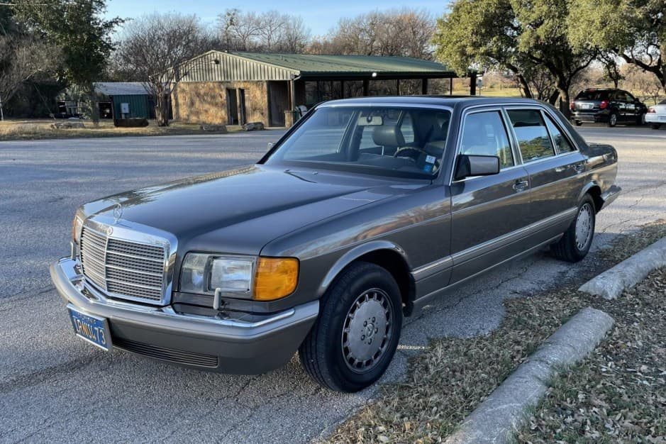 1986 Mercedes-Benz W126 S-Class sold for $10,500