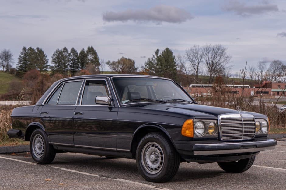 1983 Mercedes-Benz W123 sold for $10,000