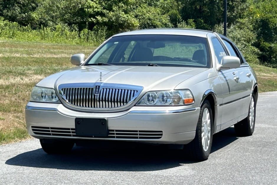 2004 Lincoln Town Car sold for $11,250