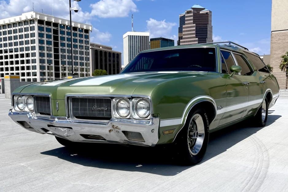 1970 Oldsmobile Vista Cruiser sold for $12,916