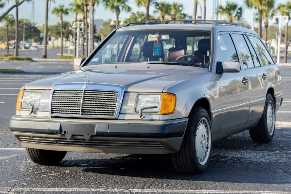 1990 Mercedes-Benz W124 E-Class sold for $17,250